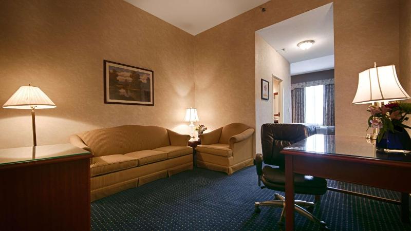 King Suite - Non-Smoking image 4