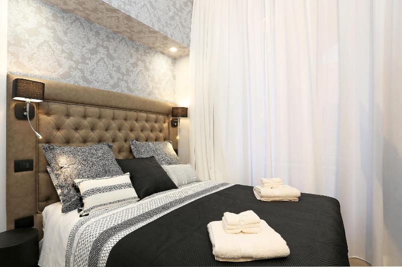 Deluxe Double or Twin Room image 4