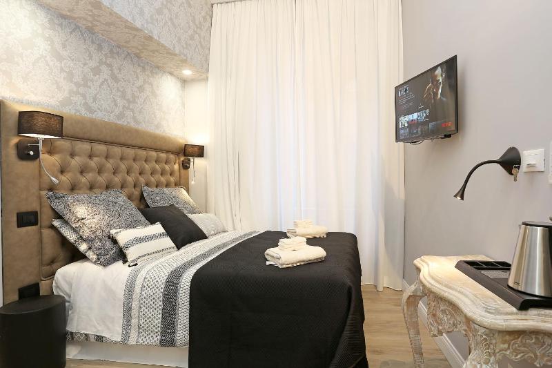 Deluxe Double or Twin Room image 1