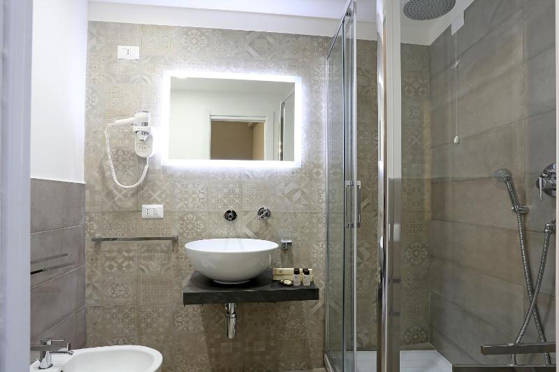 Deluxe Quadruple Room image 2