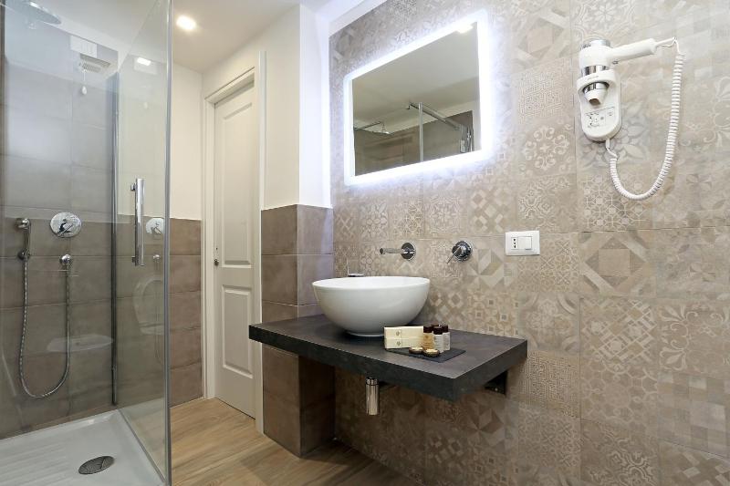 Deluxe Double or Twin Room image 3