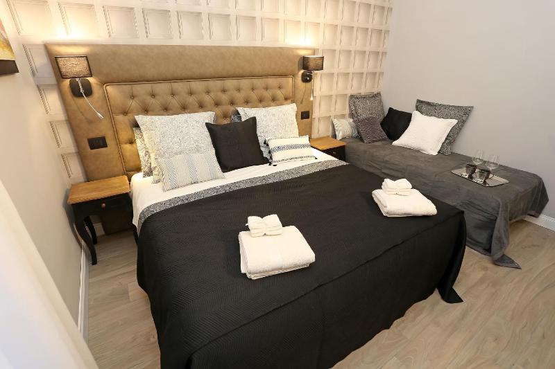 Deluxe Triple Room image 2