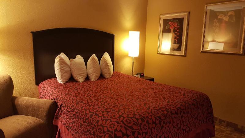 Queen Room - Non-Smoking image 2