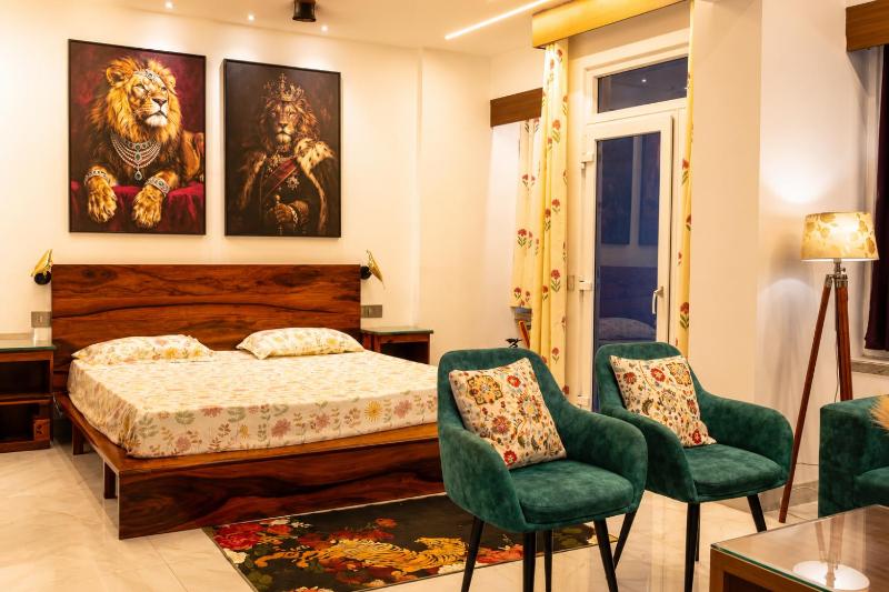 Luxe Wildlife Theme Studio With Cinema Projector - image 1