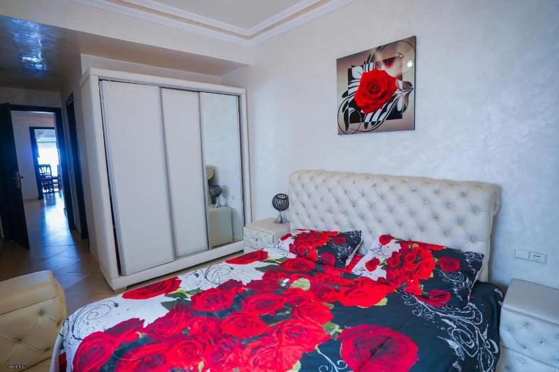 Charming 2-Bedroom Apartment with Shared Pool in Martil - image 7