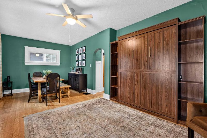Group-friendly Beechmont retreat with backyard - image 49