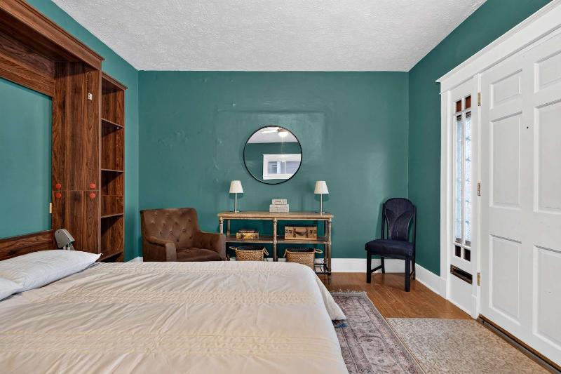 Group-friendly Beechmont retreat with backyard - image 22