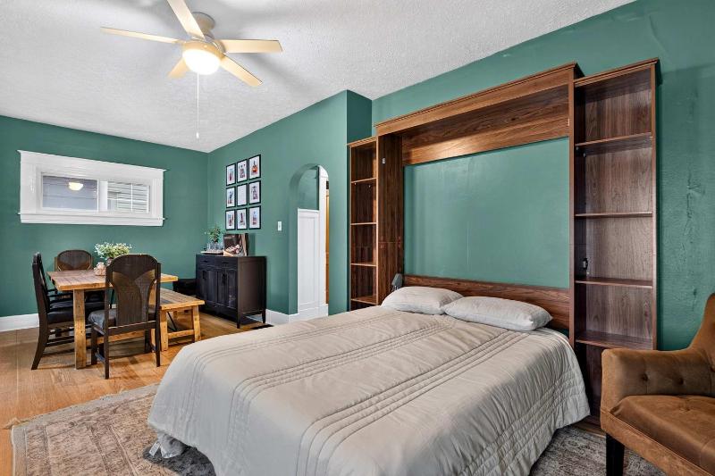 Group-friendly Beechmont retreat with backyard - image 33