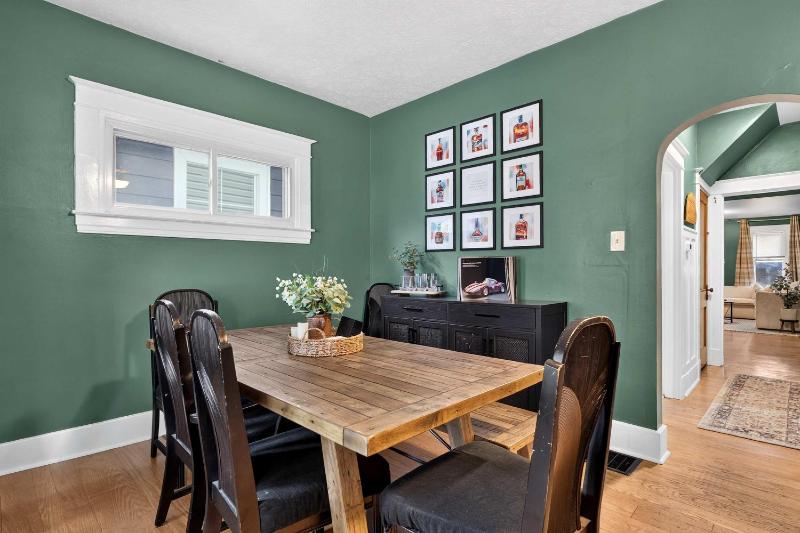Group-friendly Beechmont retreat with backyard - image 36