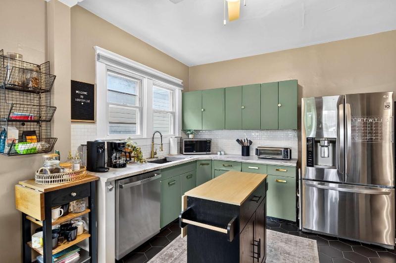 Group-friendly Beechmont retreat with backyard - image 26