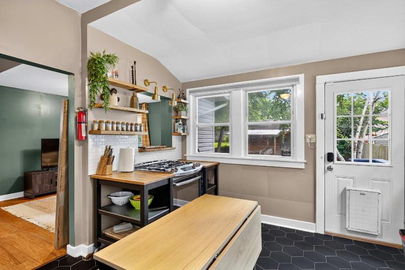Group-friendly Beechmont retreat with backyard - image 28
