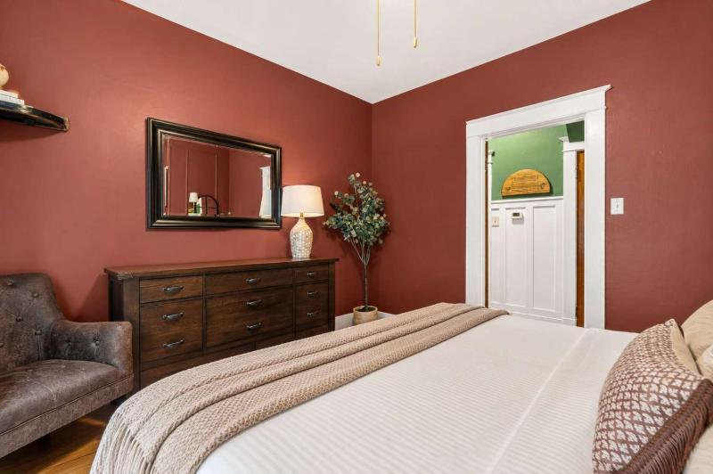 Group-friendly Beechmont retreat with backyard - image 23