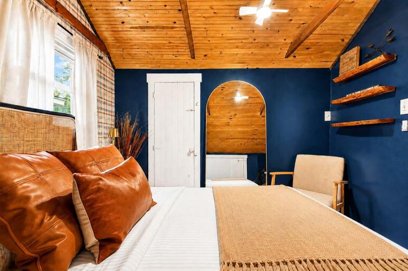 Group-friendly Beechmont retreat with backyard - image 31