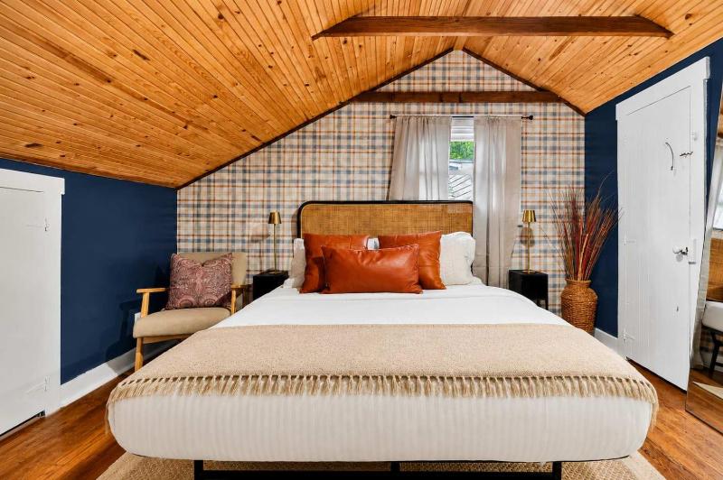 Group-friendly Beechmont retreat with backyard - image 34