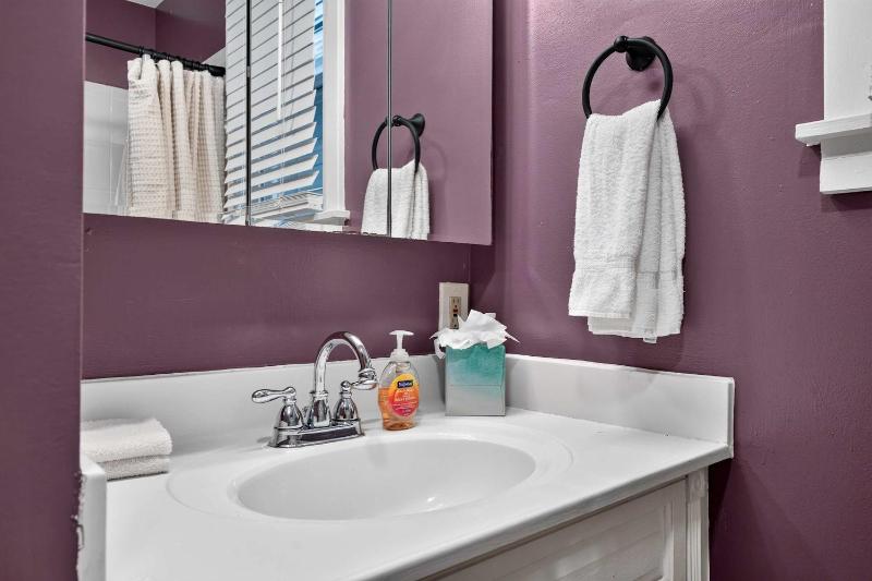 Group-friendly Beechmont retreat with backyard - image 35