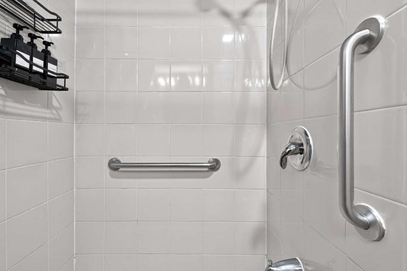Group-friendly Beechmont retreat with backyard - image 48