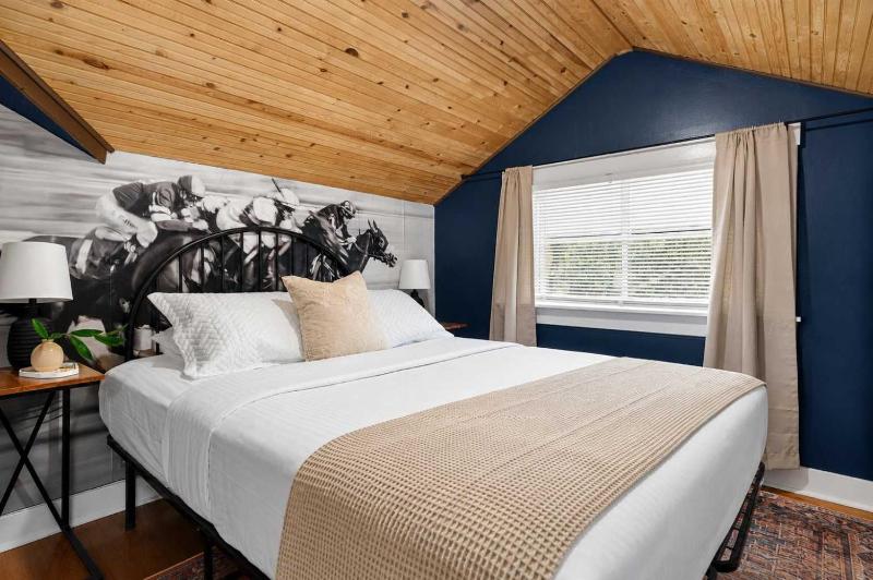 Group-friendly Beechmont retreat with backyard - image 30
