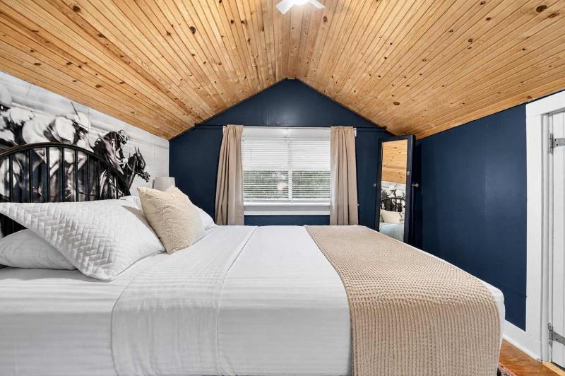 Group-friendly Beechmont retreat with backyard - image 38