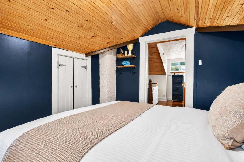 Group-friendly Beechmont retreat with backyard - image 46