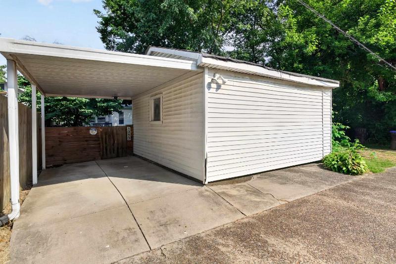 Group-friendly Beechmont retreat with backyard - image 15