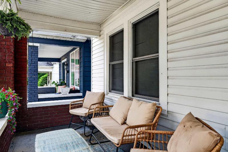 Group-friendly Beechmont retreat with backyard - image 18