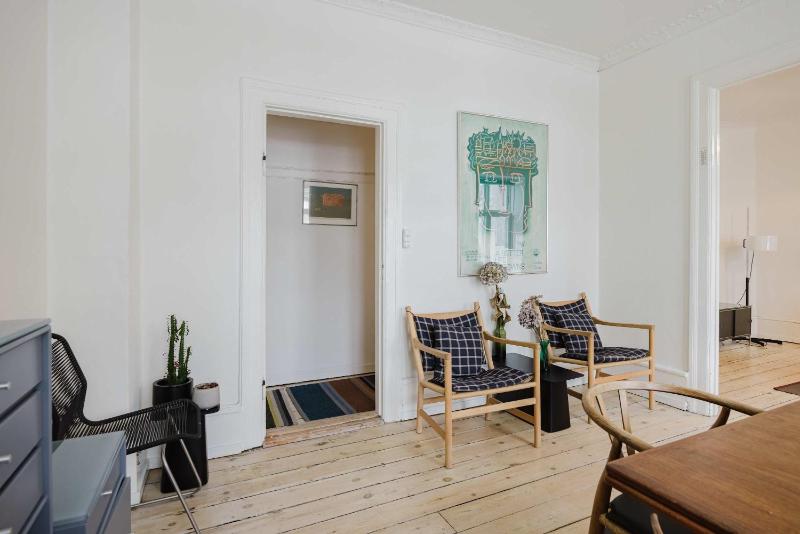 Bright & Charming 3-Room Apt - image 4