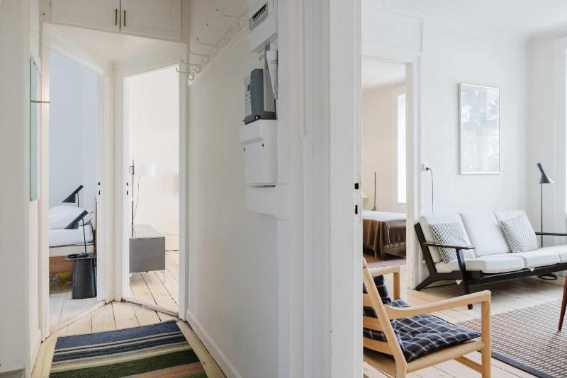 Bright & Charming 3-Room Apt - image 2