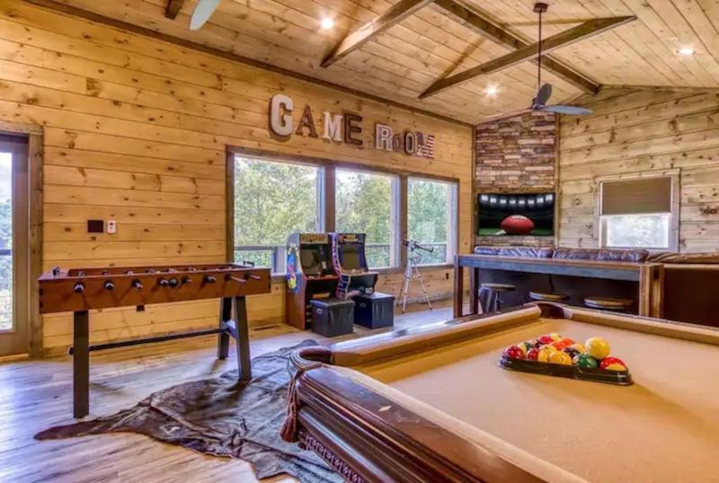 Mt LeConte Views 3 Kings Sleeps 12 Hot Tub - image 3