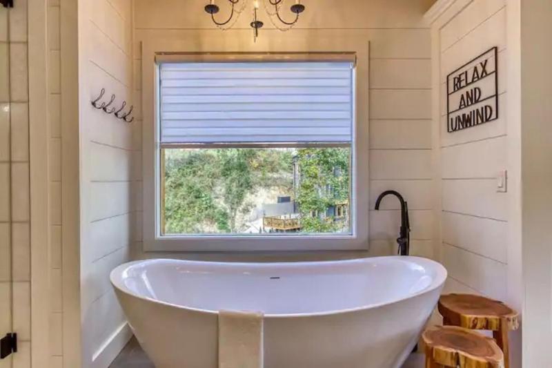 Mt LeConte Views 3 Kings Sleeps 12 Hot Tub - image 45