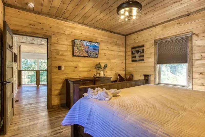 Mt LeConte Views 3 Kings Sleeps 12 Hot Tub - image 27