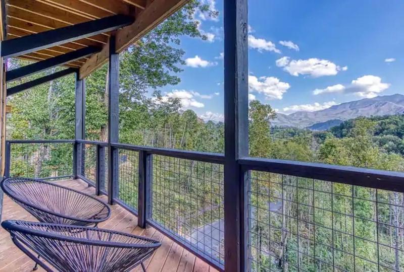 Mt LeConte Views 3 Kings Sleeps 12 Hot Tub - image 4