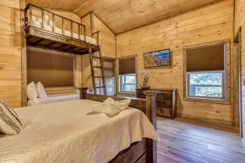 Mt LeConte Views 3 Kings Sleeps 12 Hot Tub - image 38