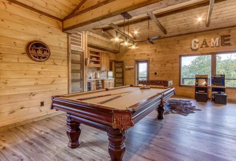 Mt LeConte Views 3 Kings Sleeps 12 Hot Tub - image 15