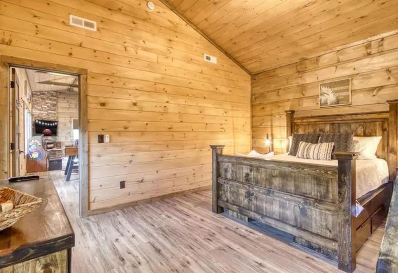 Mt LeConte Views 3 Kings Sleeps 12 Hot Tub - image 47