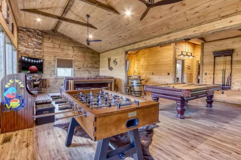 Mt LeConte Views 3 Kings Sleeps 12 Hot Tub - image 2