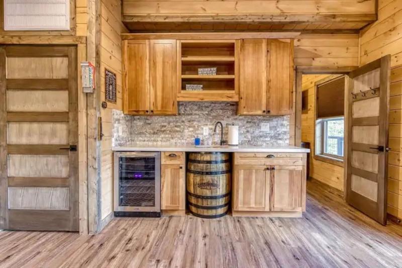 Mt LeConte Views 3 Kings Sleeps 12 Hot Tub - image 14