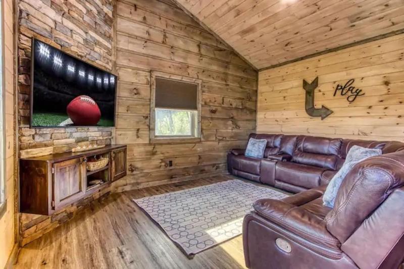 Mt LeConte Views 3 Kings Sleeps 12 Hot Tub - image 9