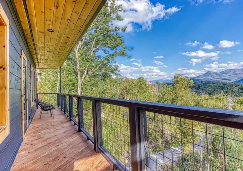 Mt LeConte Views 3 Kings Sleeps 12 Hot Tub - image 30