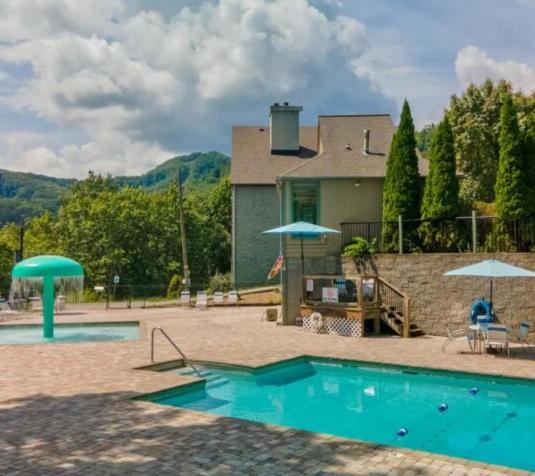 Mt LeConte Views 3 Kings Sleeps 12 Hot Tub - image 19