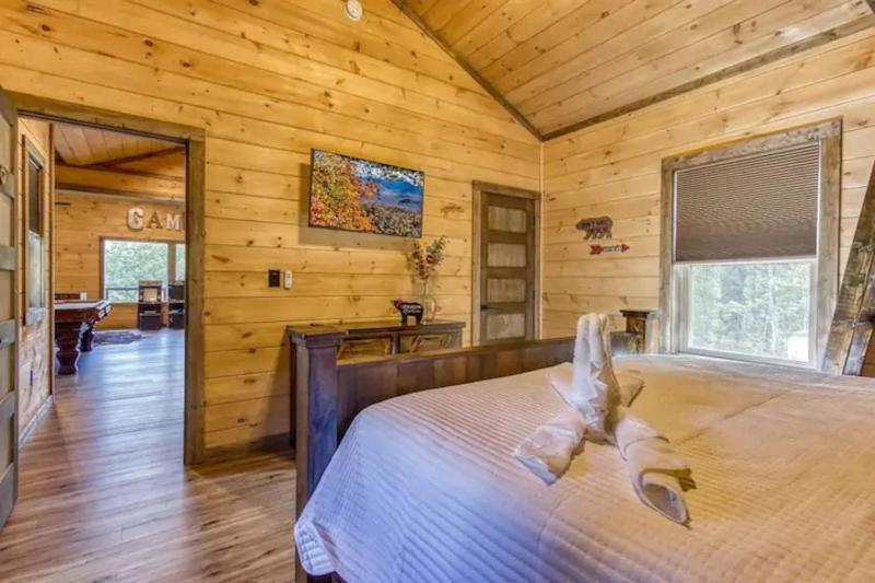Mt LeConte Views 3 Kings Sleeps 12 Hot Tub - image 12