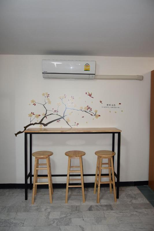6-Bed Mixed Dormitory Room image 3