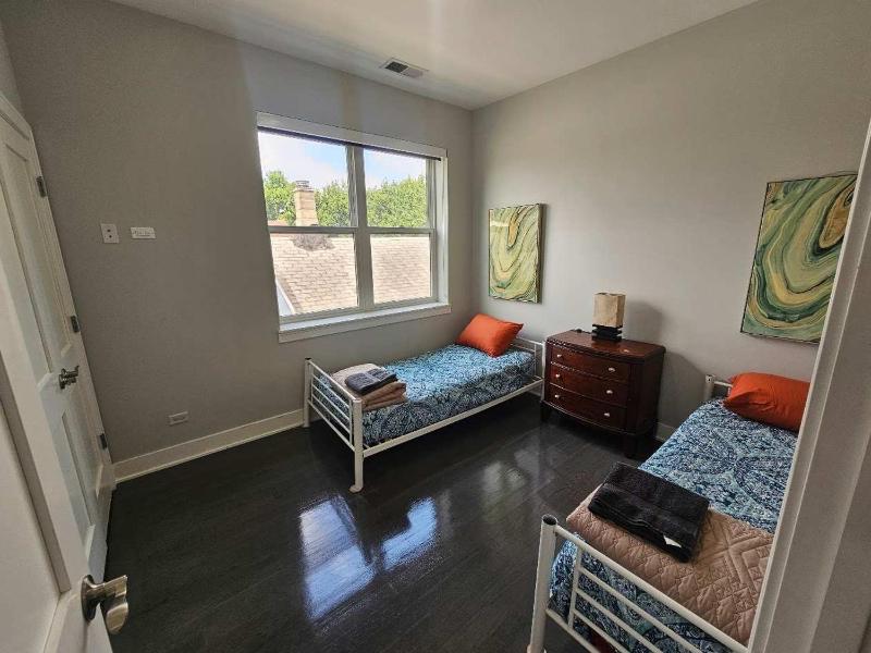 Spacious Modern Pilsen Retreat Sleeps 8 Near Downtown Chicago - image 12