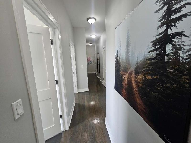 Spacious Modern Pilsen Retreat Sleeps 8 Near Downtown Chicago - image 11