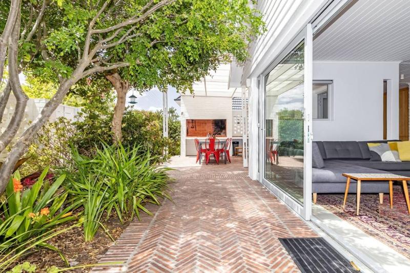 Ladybird Designer Cottage Near Grotto Beach - image 1