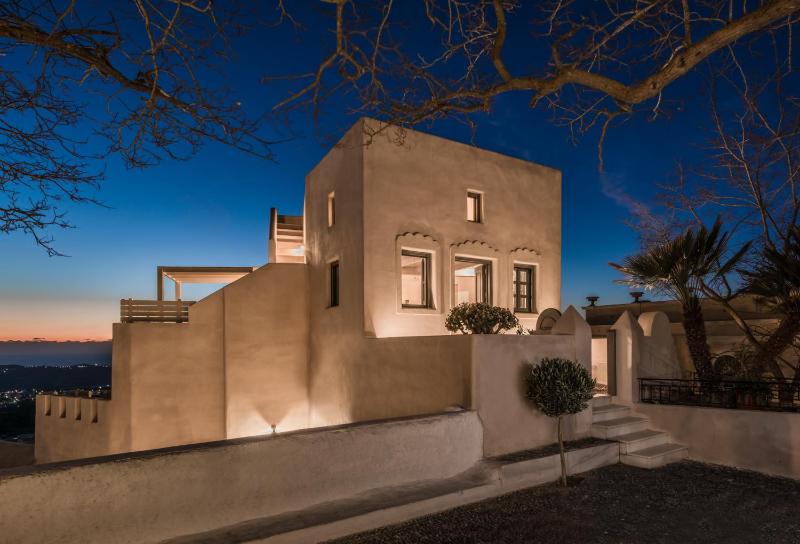 Honeymoon Suite with Outdoor Hot Tub and Panoramic Sea View image 1