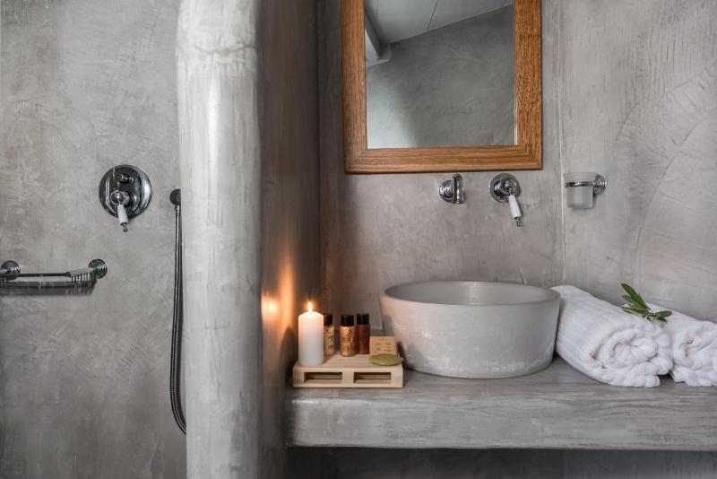 Deluxe Suite with Outdoor Hot Tub and Sea View image 3