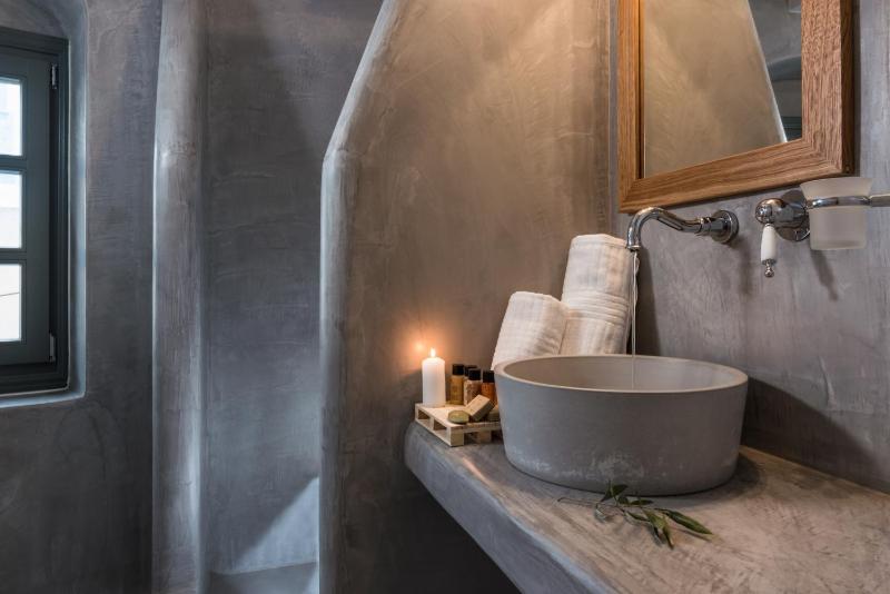 Deluxe Suite with Outdoor Hot Tub and Sea View image 4