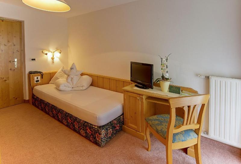 Single Room with Mountain View image 3