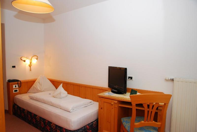 Single Room with Mountain View image 2
