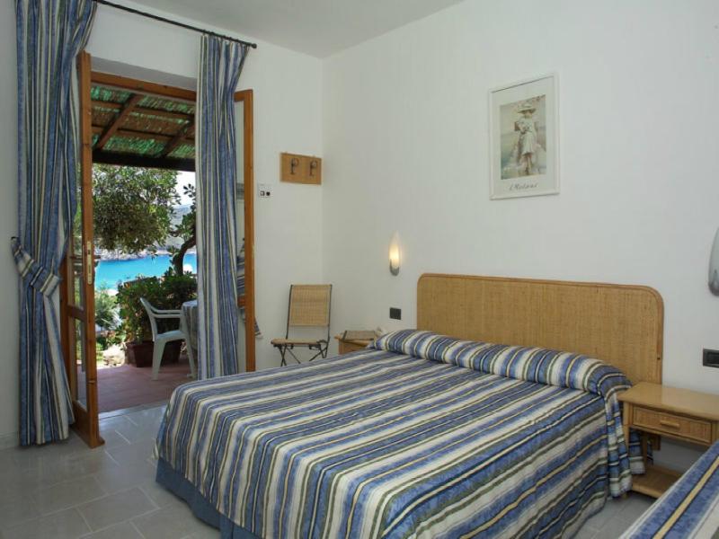 Triple Room with Terrace and Sea View image 3